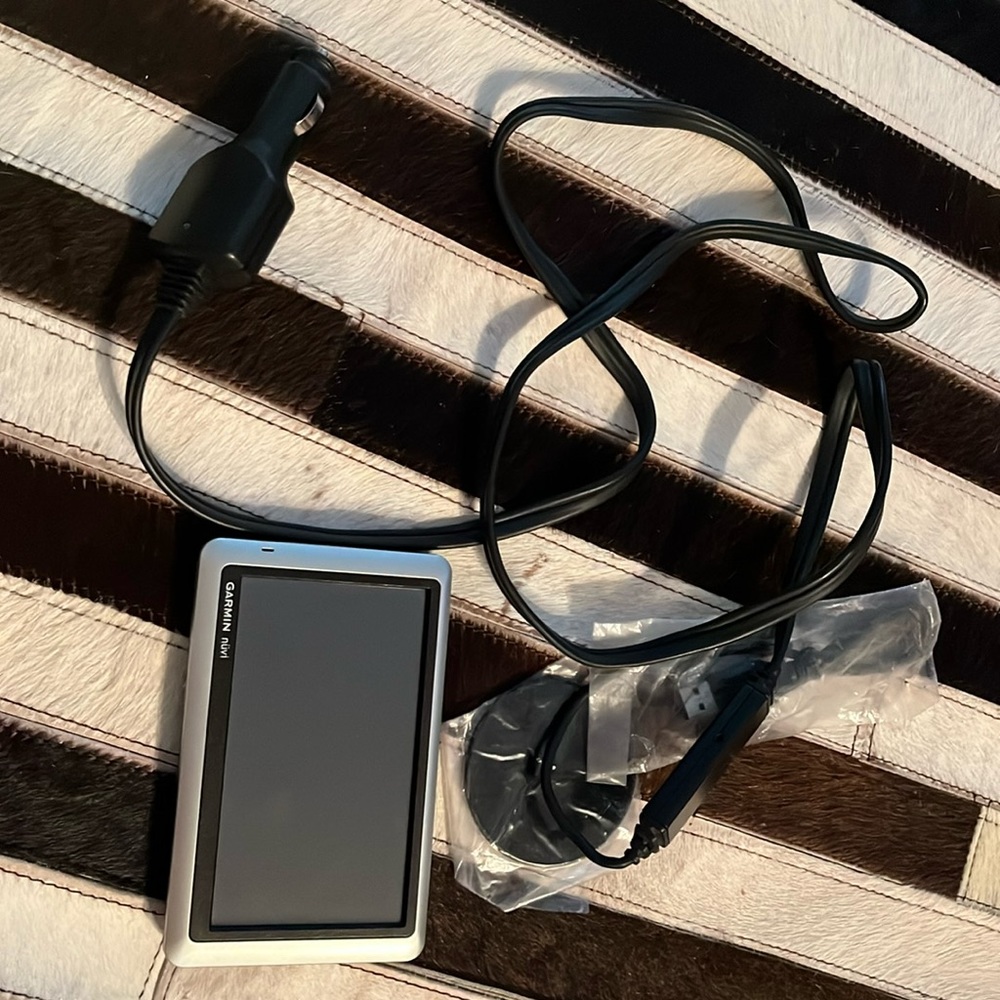GARMIN NUVI NAVIGATION WITH CHARGER